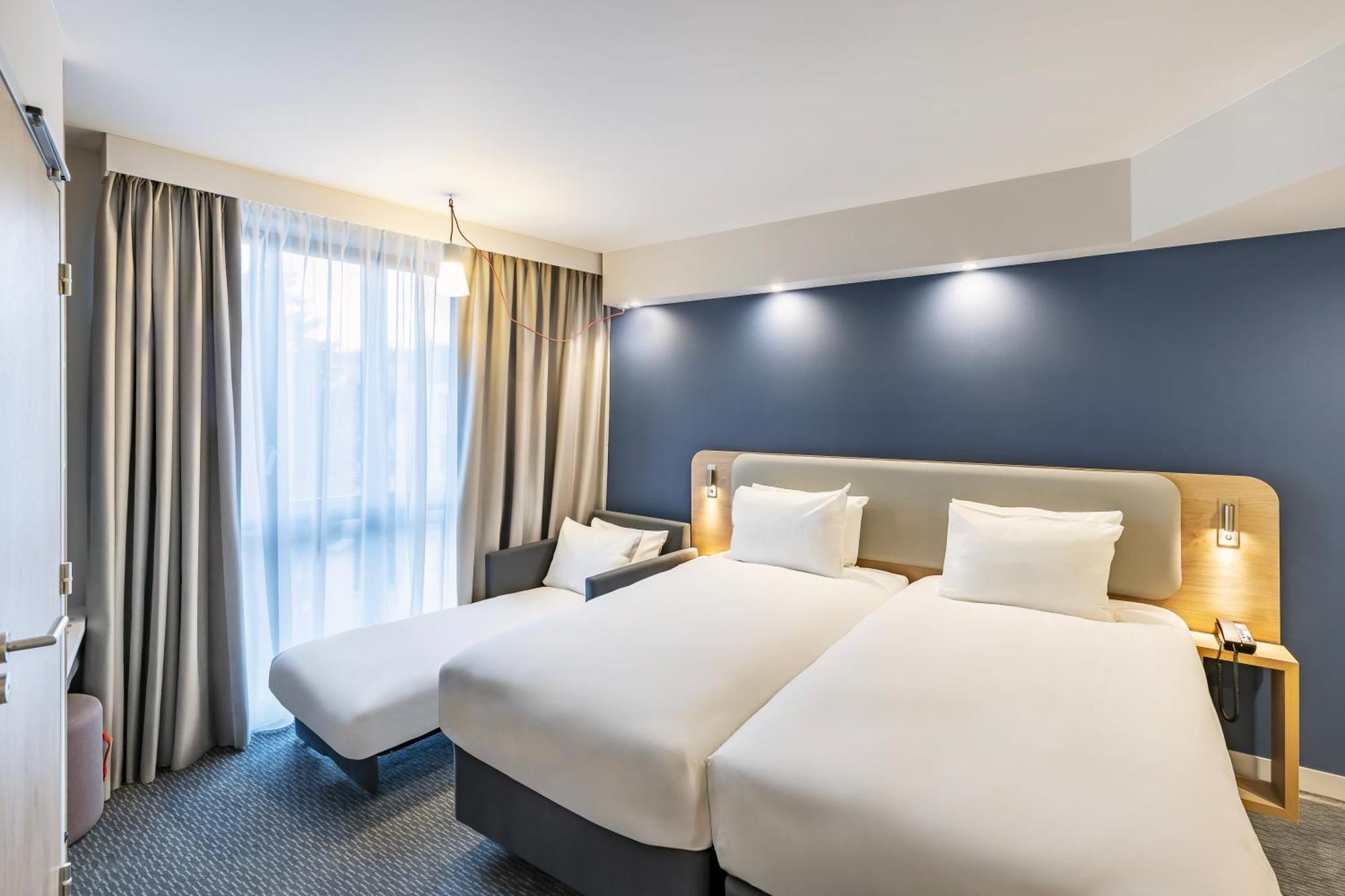 Holiday Inn Express Paris - Poissy By Ihg מראה חיצוני תמונה