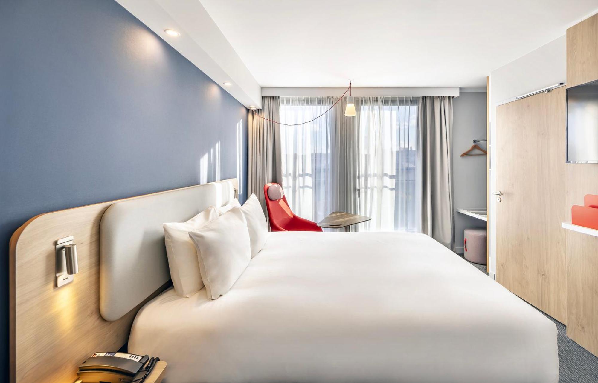 Holiday Inn Express Paris - Poissy By Ihg מראה חיצוני תמונה